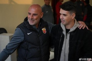 九游官网-奥斯卡在多哈探班海港，与穆斯卡特热情拥抱