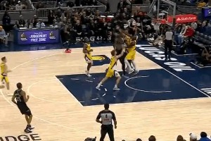 九游官方网站-蔡恩-威廉森突破一打三，抛投再进目前7中7已砍下18分