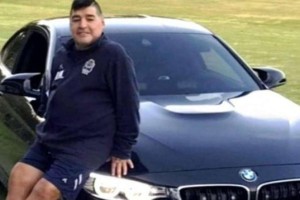 九游官方平台-车子房子卡斯特罗来信 马拉多纳遗物线上拍卖还债