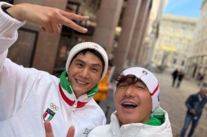 九游官方平台-胡兵郝允祥为中国队助威，米兰冬奥会圣西罗开幕|AC米兰|冰墩墩|圣西罗体育场|2026年米兰冬奥会开幕式|冬奥会开幕式_新浪体育_新浪新闻